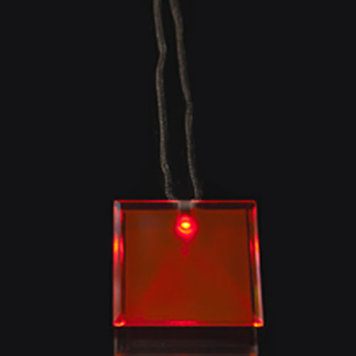 BADGE DEL CARRE AVEC CORDON - ROUGE - 3 BATTERIES AG3 INCLUSES & REMPLAÇABLES