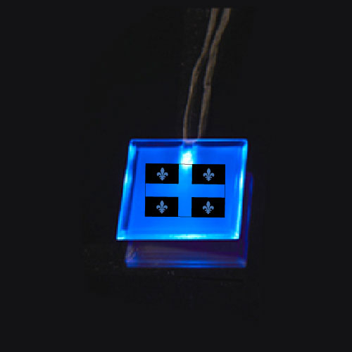 BADGE DEL CARRE AVEC LOGO DRAPEAU DU QUEBEC - BLEU - 3 BATTERIES AG13 INCLUSES & REMPLAÇABLES